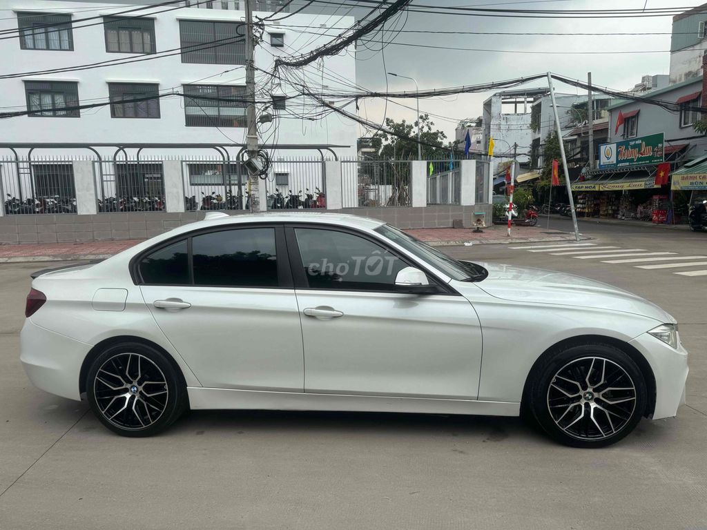 BMW 3 Series 2013 белый с большим количеством тюнинга