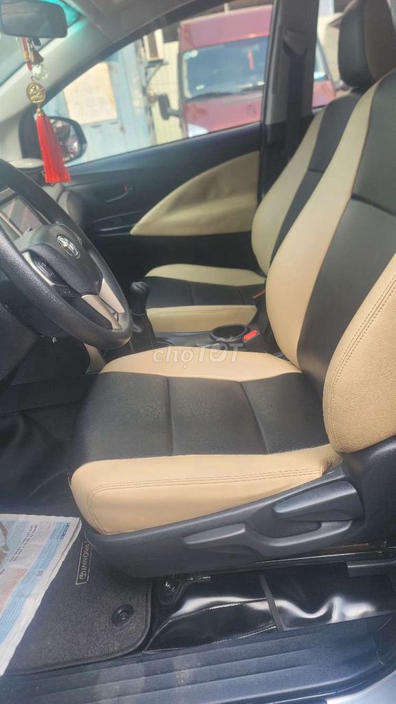 Toyota Innova E 2.0 MT màu bạc