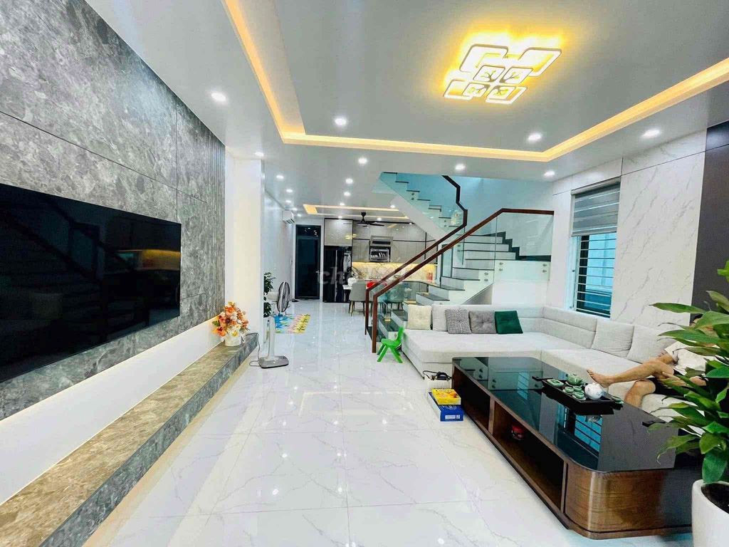 Trần Quang Diệu! Gần phố, nhà full nội thất, ở ngay, gần hồ Hoàng Cầu