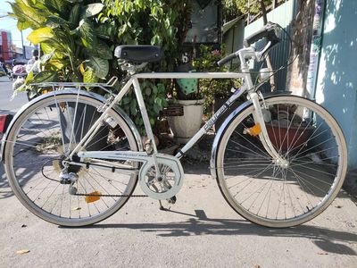 Xe đạp thể thao màu trắng Peugeot cổ có đèn