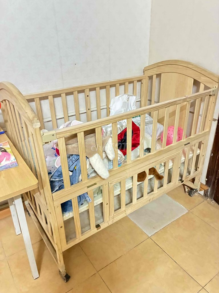 Cũi trẻ em nhẹ mà chắc chắn có bánh xe. Mua bán Mẹ và bé tại Quận Thanh Xuân Hà Nội được đăng bởi Phương hình 1