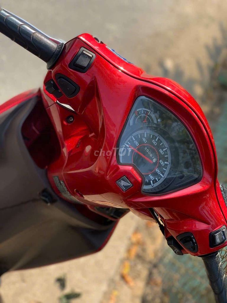 Honda Vision 2017 màu Đỏ. Mua bán Xe máy tại Quận Ô Môn Cần Thơ được đăng bởi Long  hình 6