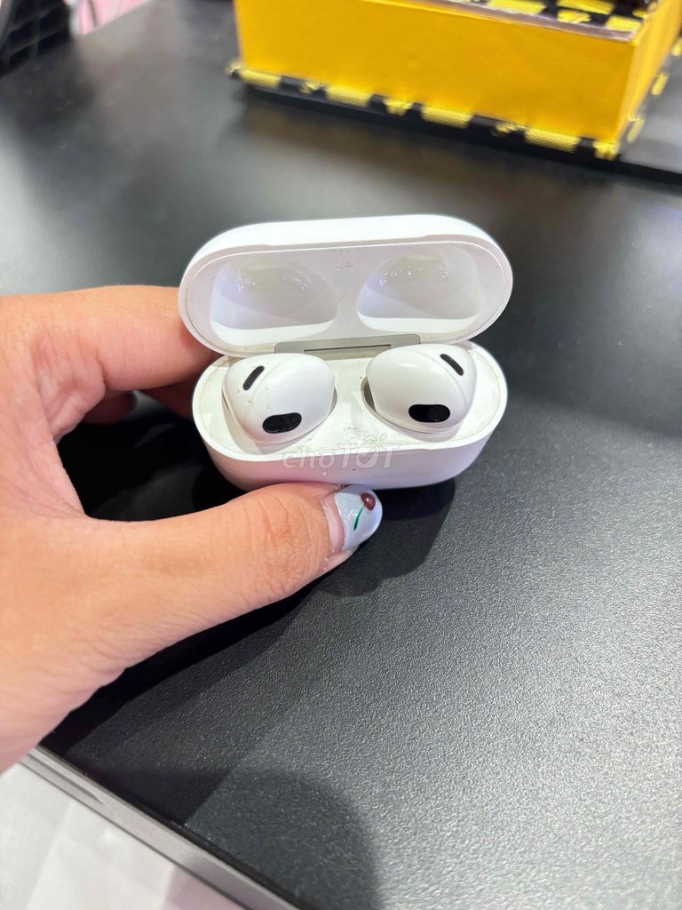 Tai nghe Apple AirPods 3 Trắng đã qua sử dụng. Mua bán Tivi, Âm thanh tại Thành phố Thủ Dầu Một Bình Dương được đăng bởi Anh Thư hình 1