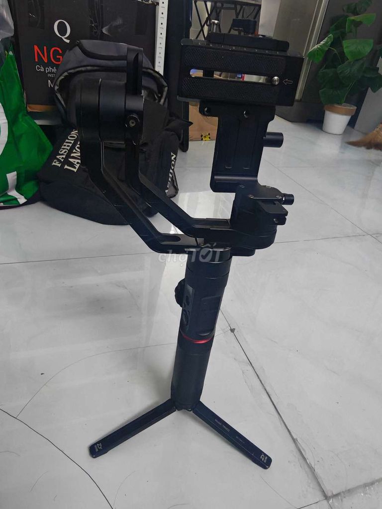 Gimbal Zhiyun Crane 2 Đen 99%. Mua bán Máy ảnh, Máy quay tại Quận 4 Tp Hồ Chí Minh được đăng bởi Tuan Le hình 1