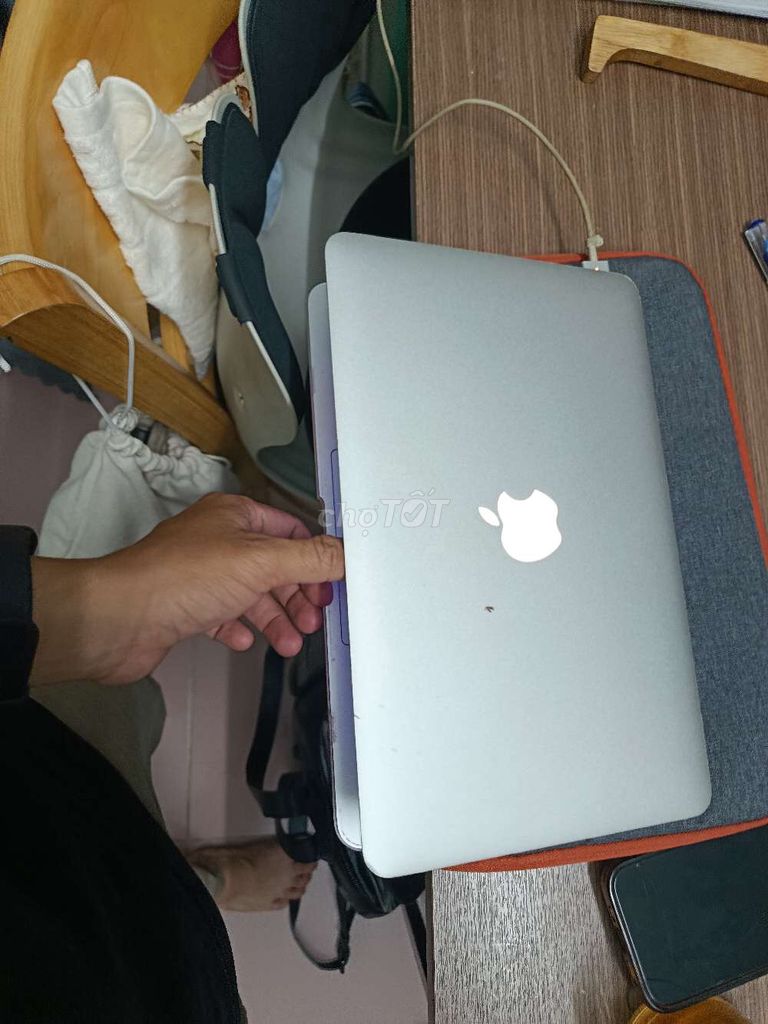 Apple MacBook Air i3 Bạc còn sài ok. Mua bán Laptop tại Quận 4 Tp Hồ Chí Minh được đăng bởi Hoàng Tiến Đạt hình 1