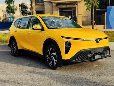 Xe điện VinFast VF limo màu Vàng