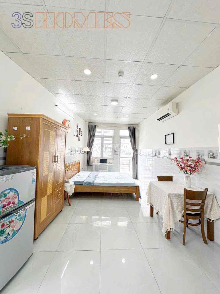 PHÒNG MỚI SÁT SÂN BAY – BAN CÔNG RIÊNG, FULL NỘI THẤT