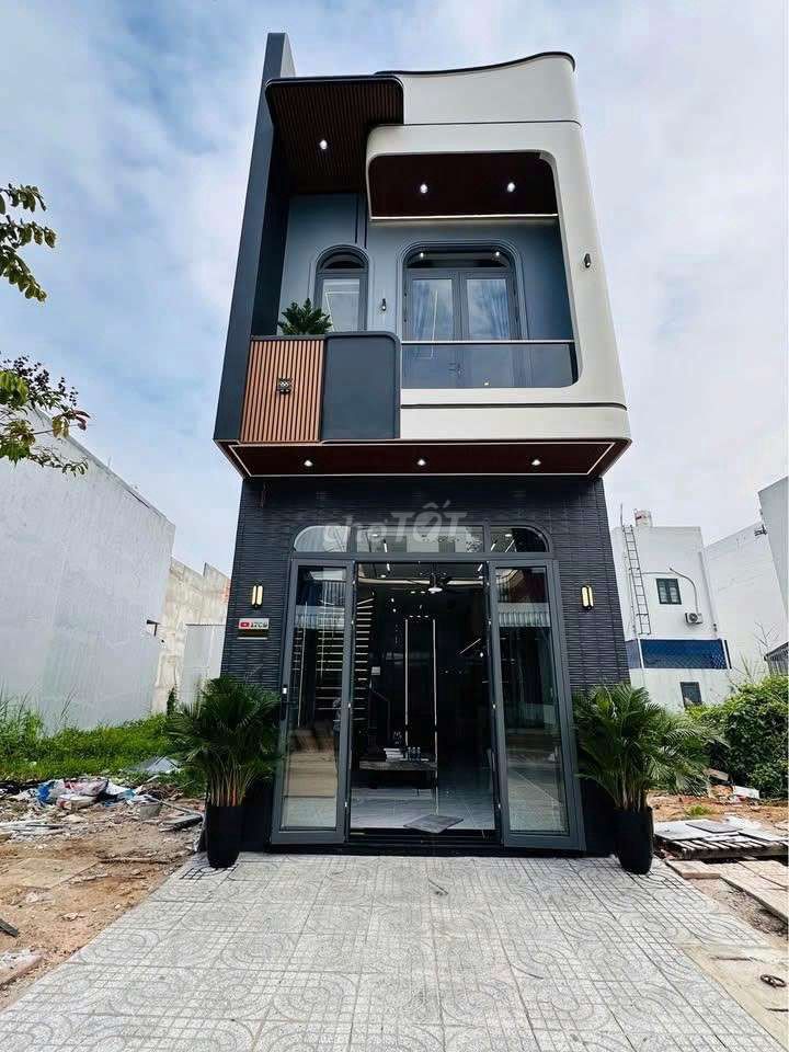 chủ cần bán gấp căn nhà mặt tiền đường 13m, hẻm xe hơi tránh nhau