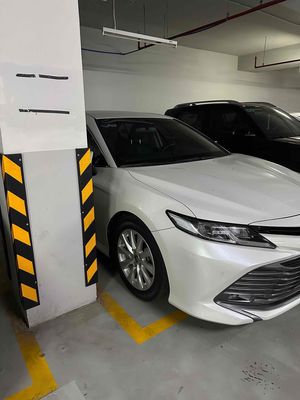 Toyota Camry trắng ngọc trai