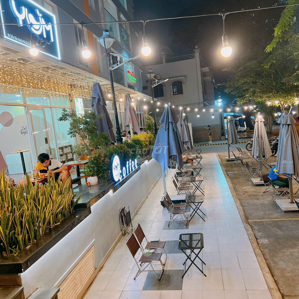 NHÂN VIÊN PHỤC VỤ QUÁN CAFE