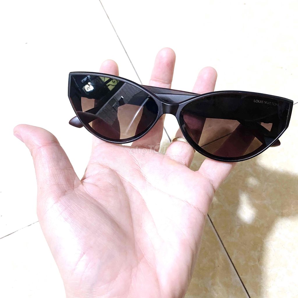 Kính râm Louis Vuitton Nữ Đen. Mua bán Phụ kiện thời trang khác tại Thành phố Chí Linh Hải Dương được đăng bởi Quỳnh Nga 2hand hình 1