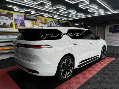 VF9 PLUS TRẮNG - NỘI THẤT ĐEN
