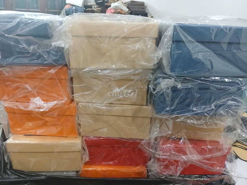 Hộp quà tặng cứng nhiều màu. Mua bán Sở thích khác tại Quận Thanh Xuân Hà Nội được đăng bởi Giang hình 1