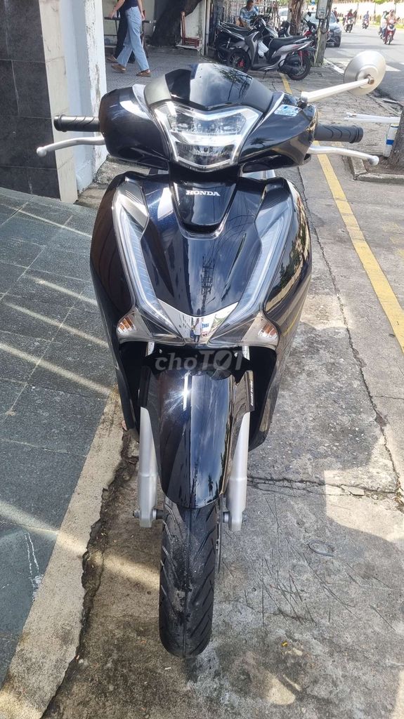 Bán lại xe ga honda sh xe đẹp còn mới. Mua bán Xe máy tại Quận Hải Châu Đà Nẵng được đăng bởi Dức long hình 1
