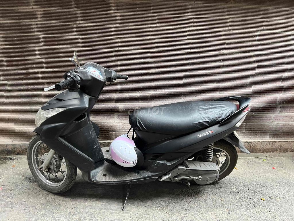 Черный скутер Yamaha