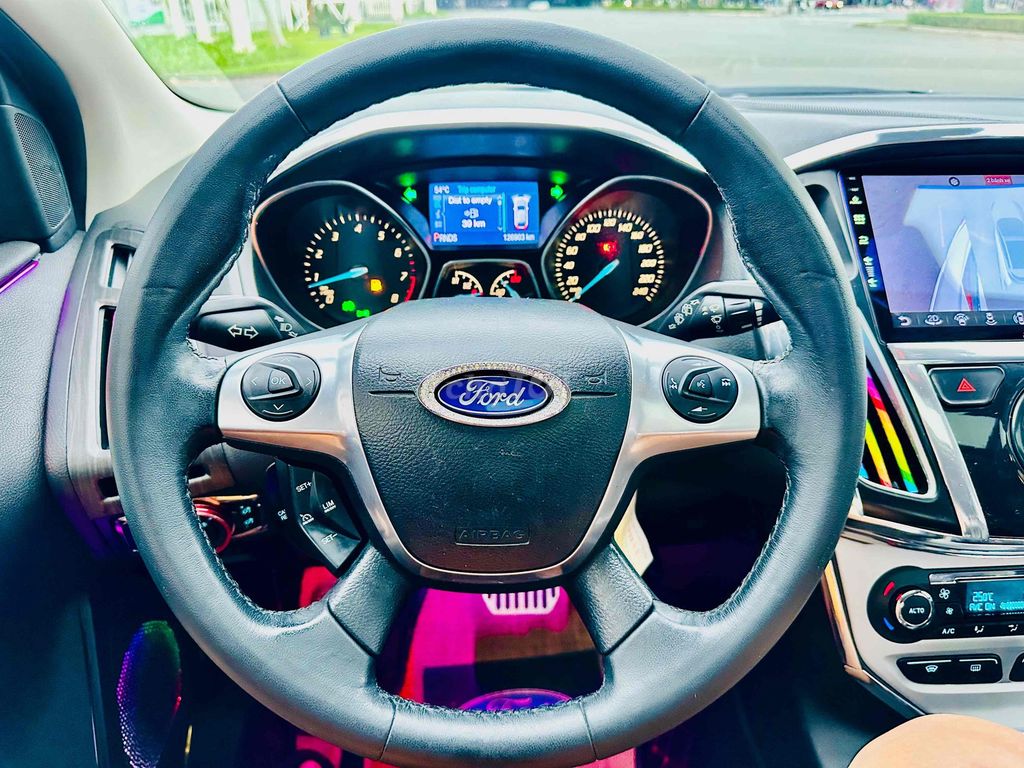 Ford Focus S Hatchback 2014 Trắng 126903 km. Mua bán Ô tô tại Quận Cẩm Lệ Đà Nẵng được đăng bởi Chị Hà hình 12