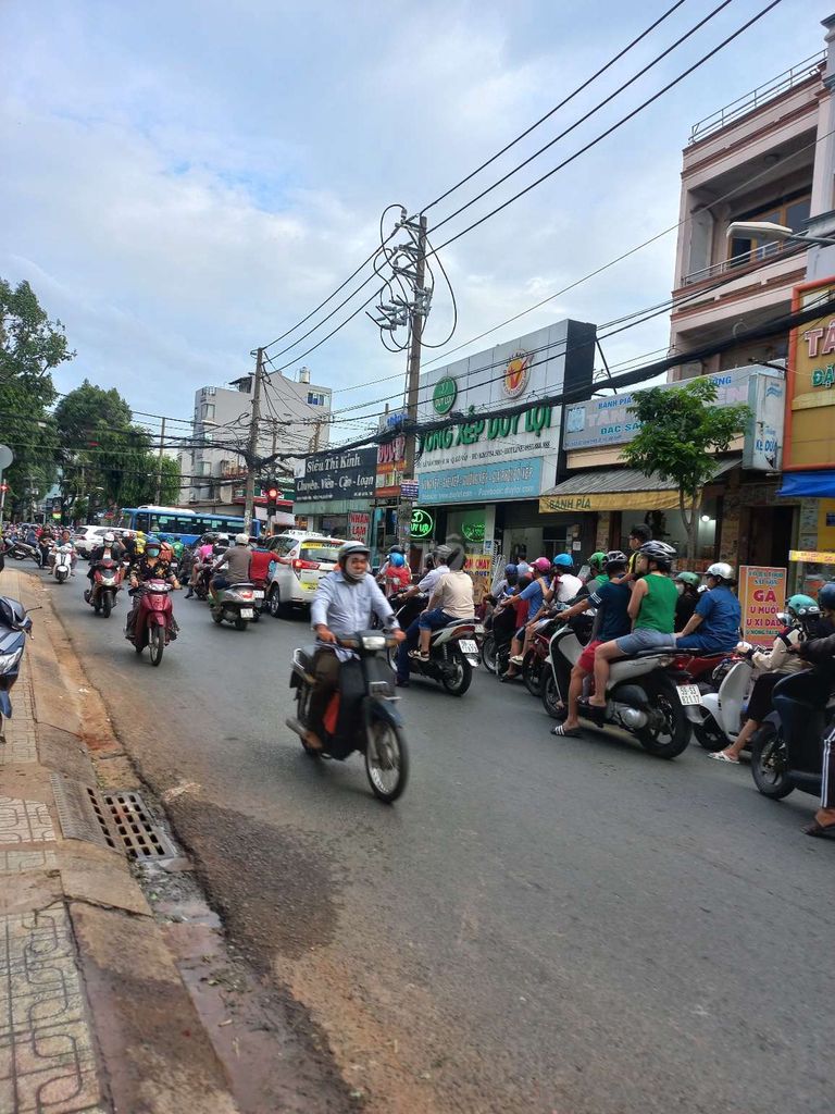 Ban nha mat tien duong pham van chieu chinh chu