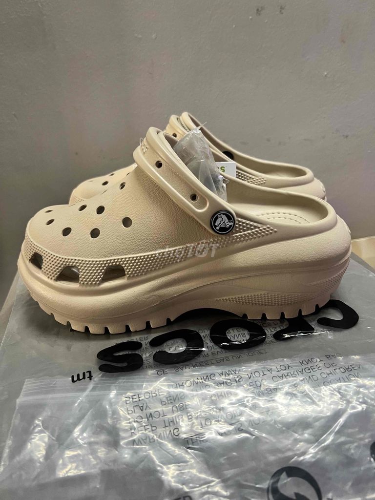 Dép Crocs size 35-36-37 chính hãng có lỗi nhỏ