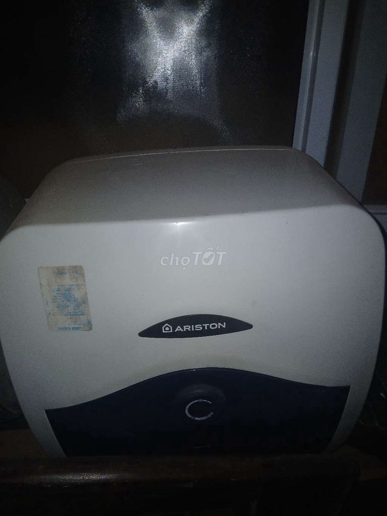 Bình nóng lạnh Ariston 15 lít Trắng. Mua bán Thiết bị vệ sinh, nhà tắm tại Quận Hoàn Kiếm Hà Nội được đăng bởi Vũ Phong hình 1