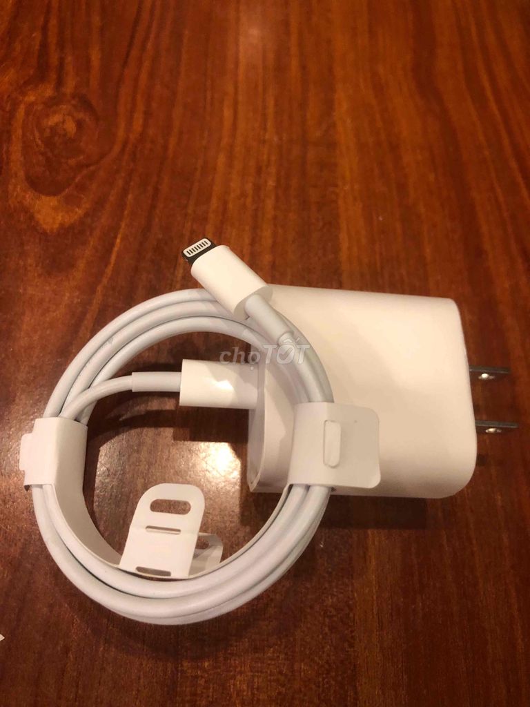 Nhà còn dư mấy bộ sạc 20W chính hãng Apple