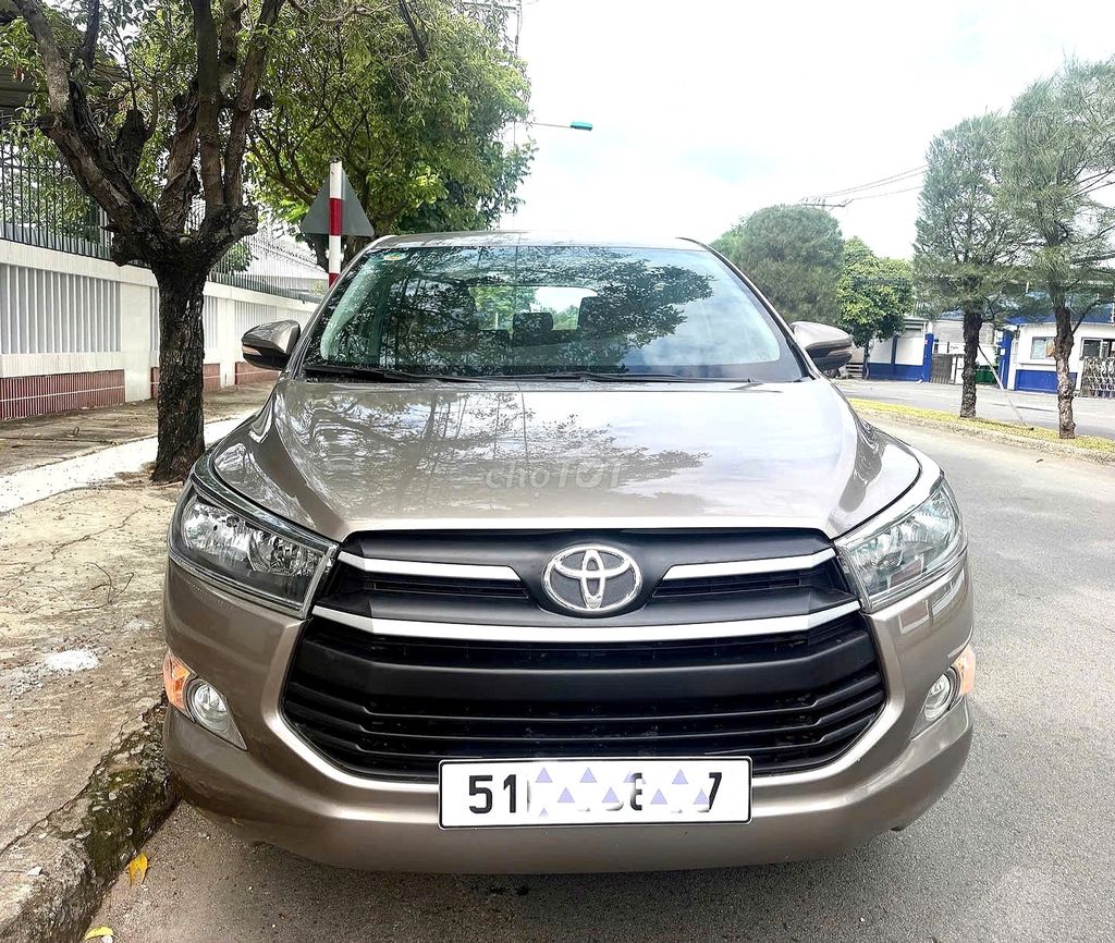 Toyota INNOVA 2019E Số sàn Nâu đồng xe Gia Đình đi