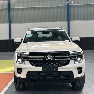 Ford Everest Platinum 2026 2.0L 4x4 AT Trắng