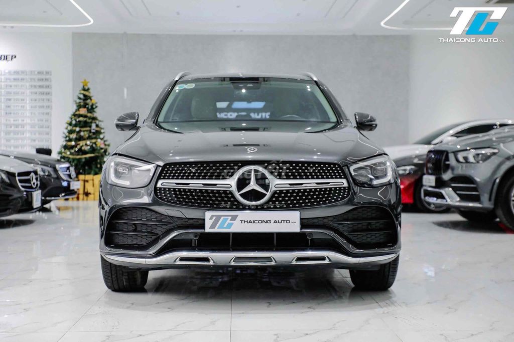 Mercedes GLC300 4Matic sx22 đi 1v9km nội thất kem