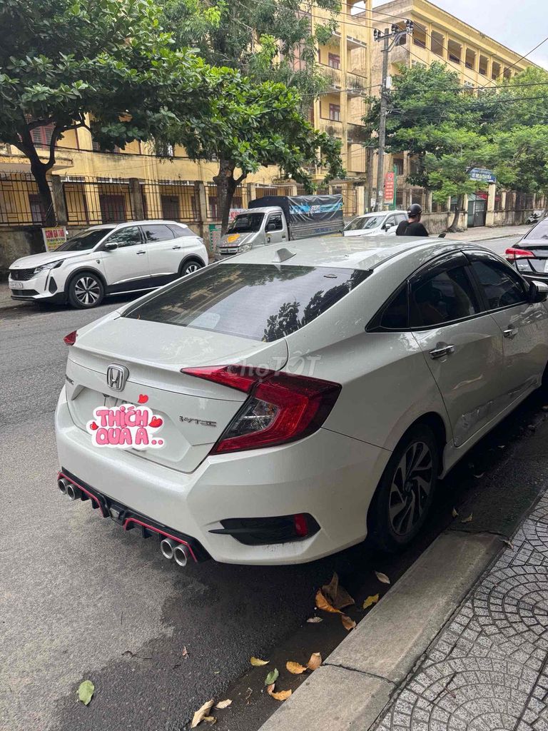 Honda Civic 2018 белый 100 тыс. км