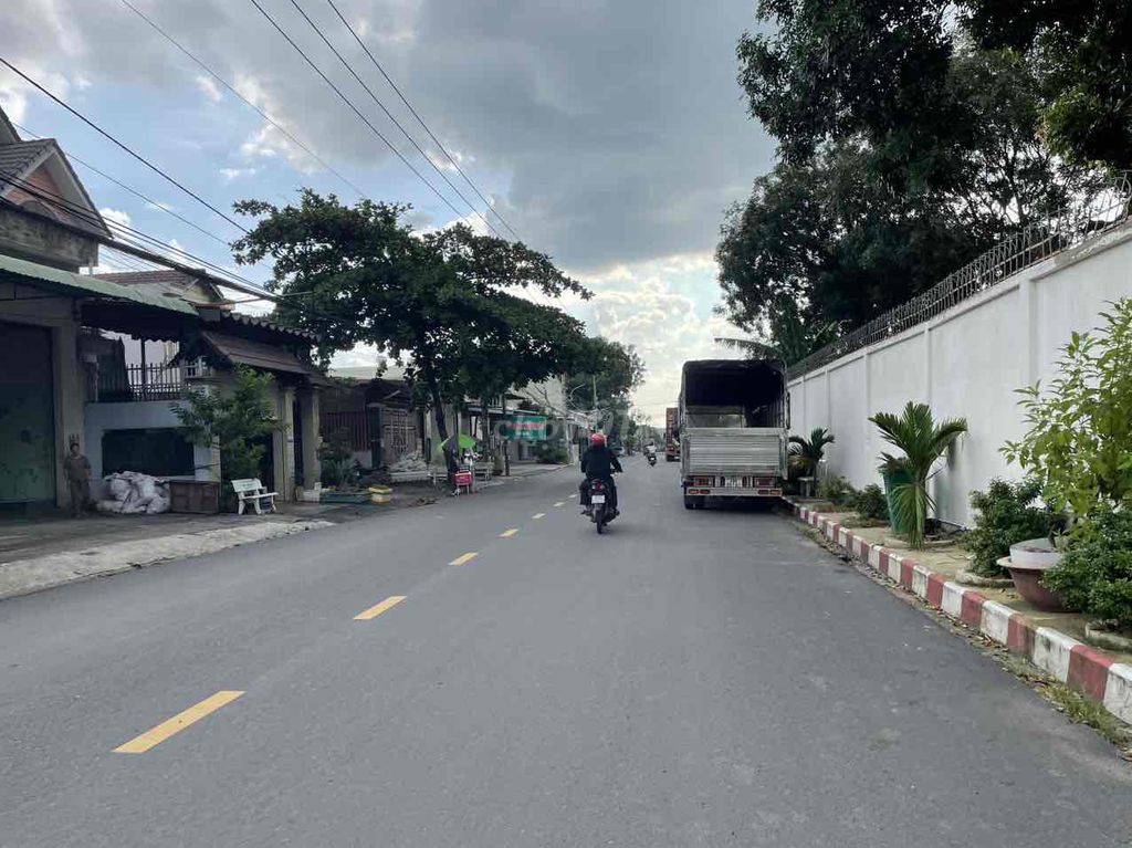 cần bán căn nhà làm văn phòng hoặc buôn bán