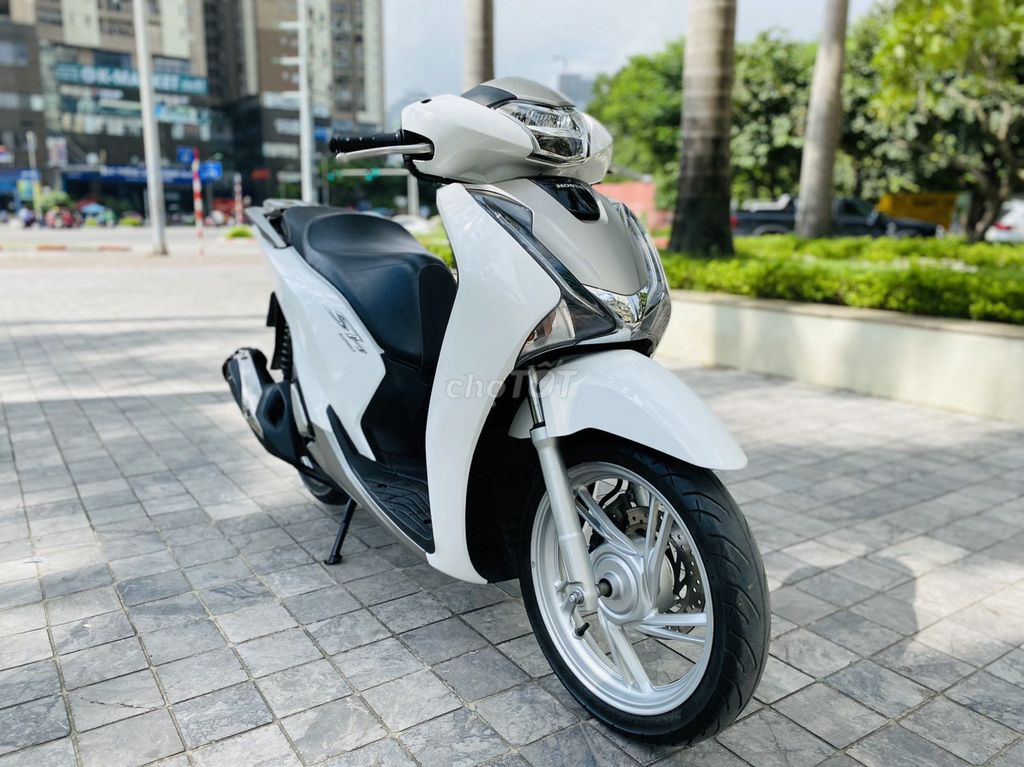 Мотоцикл Honda SH White 125fi. Оригинальный автомобиль