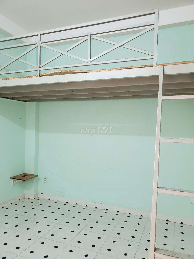 Khu vực an ninh khu dân cư đông đúc gần chợ và trường học 