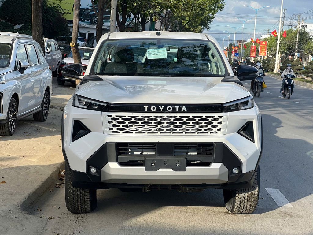 Toyota Hilux 2.8AT Tự động Thái Lan - BAO GIÁ TỐT