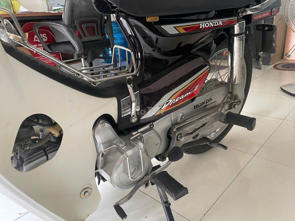 Honda Dream II коричневые, белые номера автомобилей