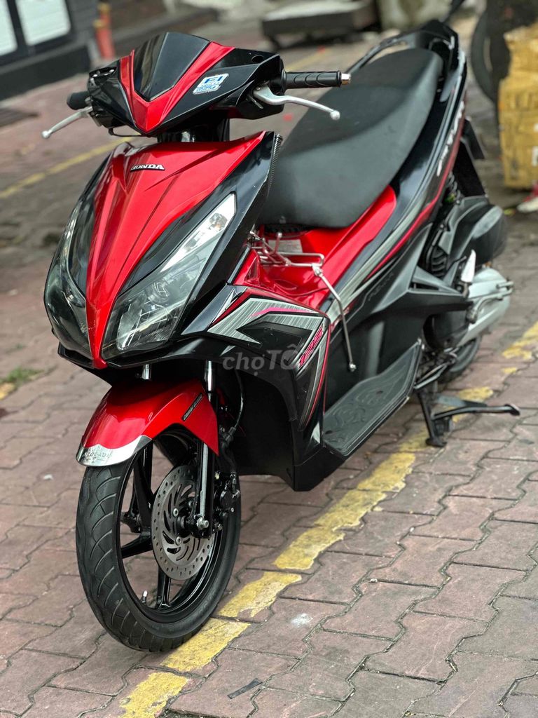 Honda Airblade 125 2015 красно-черный — собственик подписывает документы