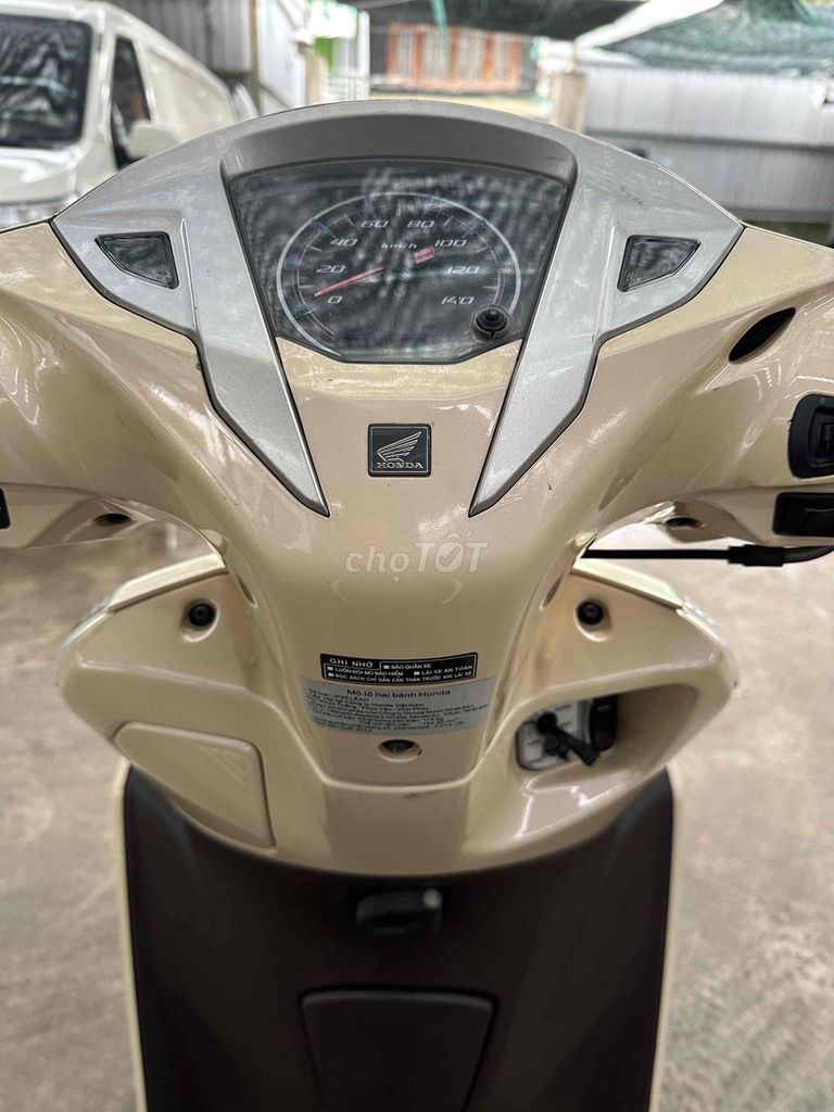 Honda LEAD 125 Fi желтый кремовый конец 2014 г. госномер Хошимина
