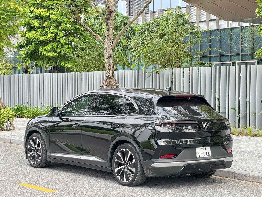 Электромобиль VinFast VF8 SUV черный 75.615 км