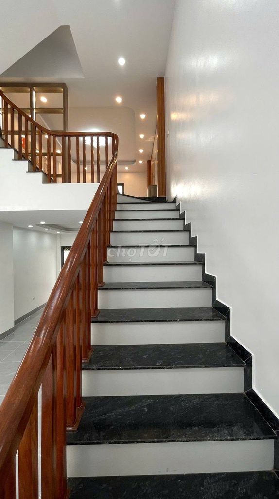 Bán nhà 70m² Đông Mỹ, 5 tầng, ô tô đỗ cổng