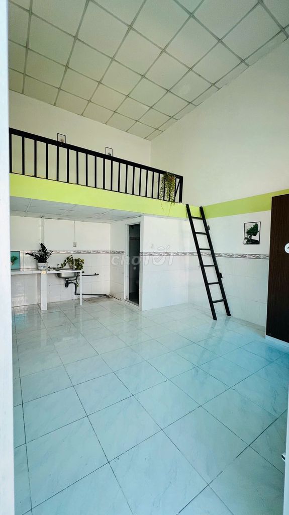 PHÒNG TRỌ GÁC ĐẸP THOÁNG - BAN CÔNG - MÁY LẠNH - GẦN CVPM - HUFLIT 1KM