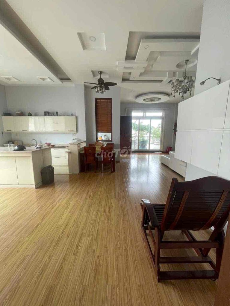 Cho thuê căn Penhouse 200m2 có 2PN,sân vườn,view 4 mặt nhìn toàn TP