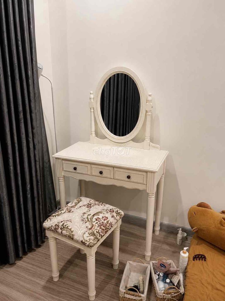 Bàn trang điểm gỗ Tân cổ điển trắng kem có ghế. Mua bán Bàn ghế tại Quận 7 Tp Hồ Chí Minh được đăng bởi Lucky hình 1