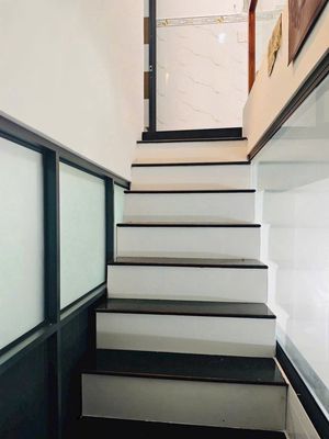 Nhà 3 tầng mới đẹp, 4m x 10m, 3PN, 2WC, Hẻm Bình Tiên