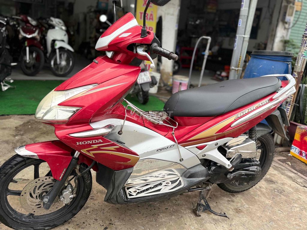 Honda Air Blade FI 209 BSTP красивая и тихая
