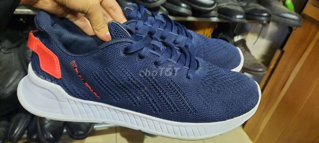 Giày hàng thùng size 42 siêu nhẹ mới 95%