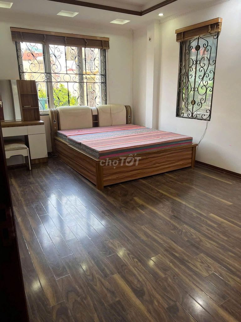 Cho thuê nhà lô góc Phố Trương Định, Hai Bà Trưng, 6T, sẵn NT, Nhà mới