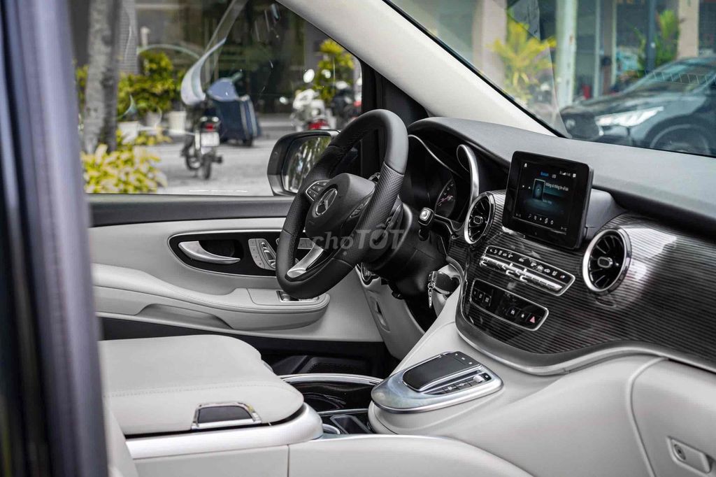 Mercedes V250 Luxury 2021 xe 7 chỗ màu trắng. Mua bán Ô tô tại Quận 7 Tp Hồ Chí Minh được đăng bởi Dương Phương hình 11