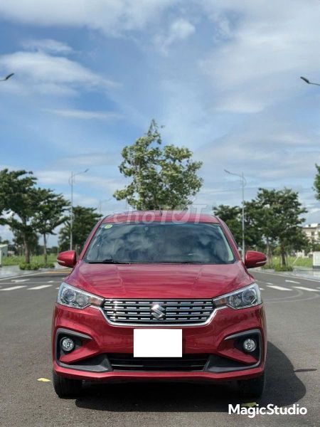 Красный Suzuki Ertiga на 7 мест