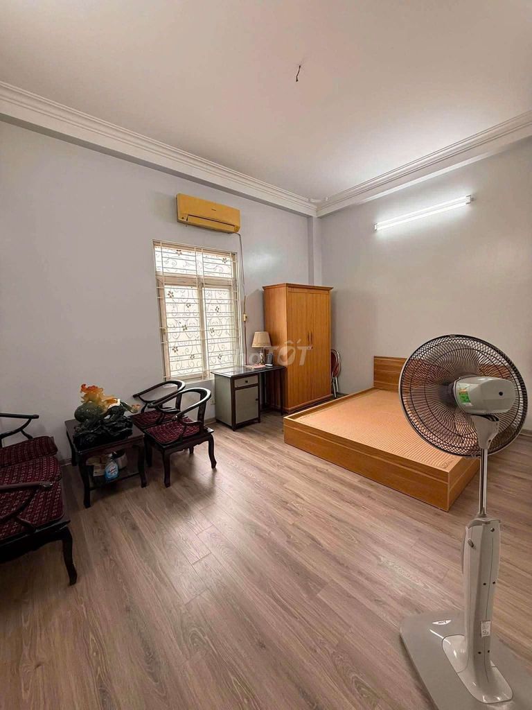 Cho thuê tầng 2 nhà số 261 Phố Ngọc Lâm