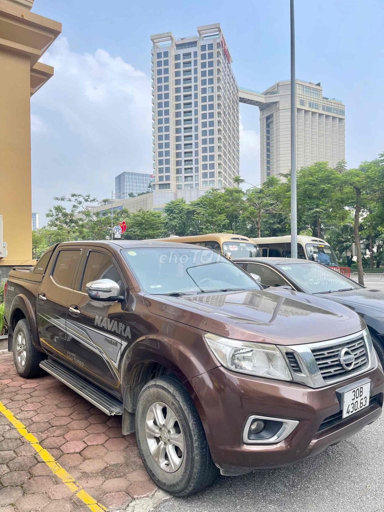 Nissan Navara коричневый 5 мест