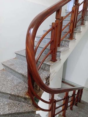 Cầu thang gỗ kính