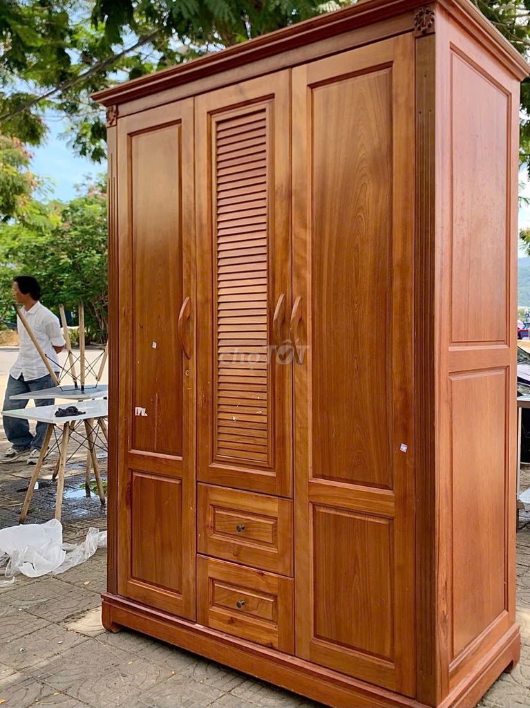 Tủ quần áo Gỗ Nâu 3 cánh 2 ngăn kéo. Mua bán Tủ, kệ gia đình tại Quận Sơn Trà Đà Nẵng được đăng bởi THẾ GIỚI ĐỒ CŨ ĐÀ NẴNG hình 1